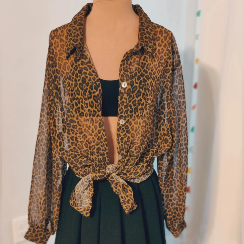 Leopard oversized button front layering blouse Vintage 80s long line luxury look
